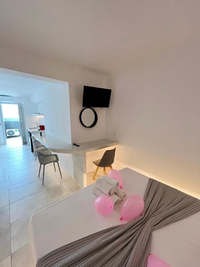 White Lily Suites & Lofts - Adults Only 16 Plus Playa de Perivolos Exterior foto